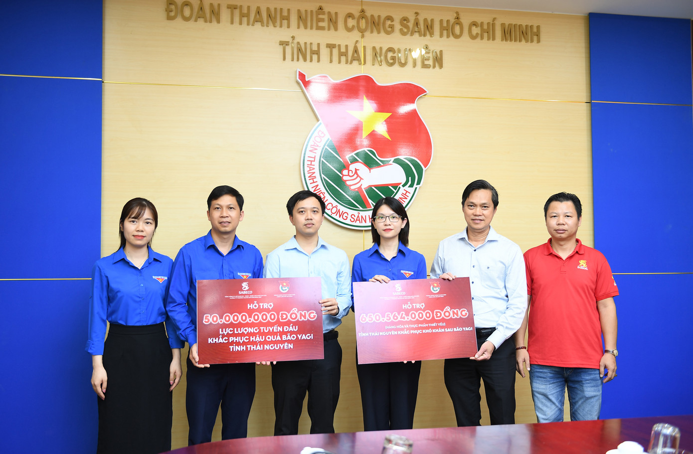 Ông Trần Nguyên Trung - Kế toán Trưởng SABECO trao bảng hỗ trợ khắc phục hậu quả do bão cho đại diện Tỉnh Đoàn Thái Nguyên.