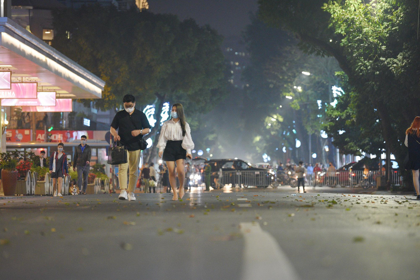 Thực hiện chỉ đạo UBND thành phố, không gian đi bộ khu vực hồ Hoàn Kiếm và phụ cận duy trì hoạt động từ 19h thứ sáu đến 24h Chủ Nhật. Thực hiện chỉ đạo UBND thành phố, không gian đi bộ khu vực hồ Hoàn Kiếm và phụ cận duy trì hoạt động từ 19h thứ sáu đến 24h Chủ Nhật.