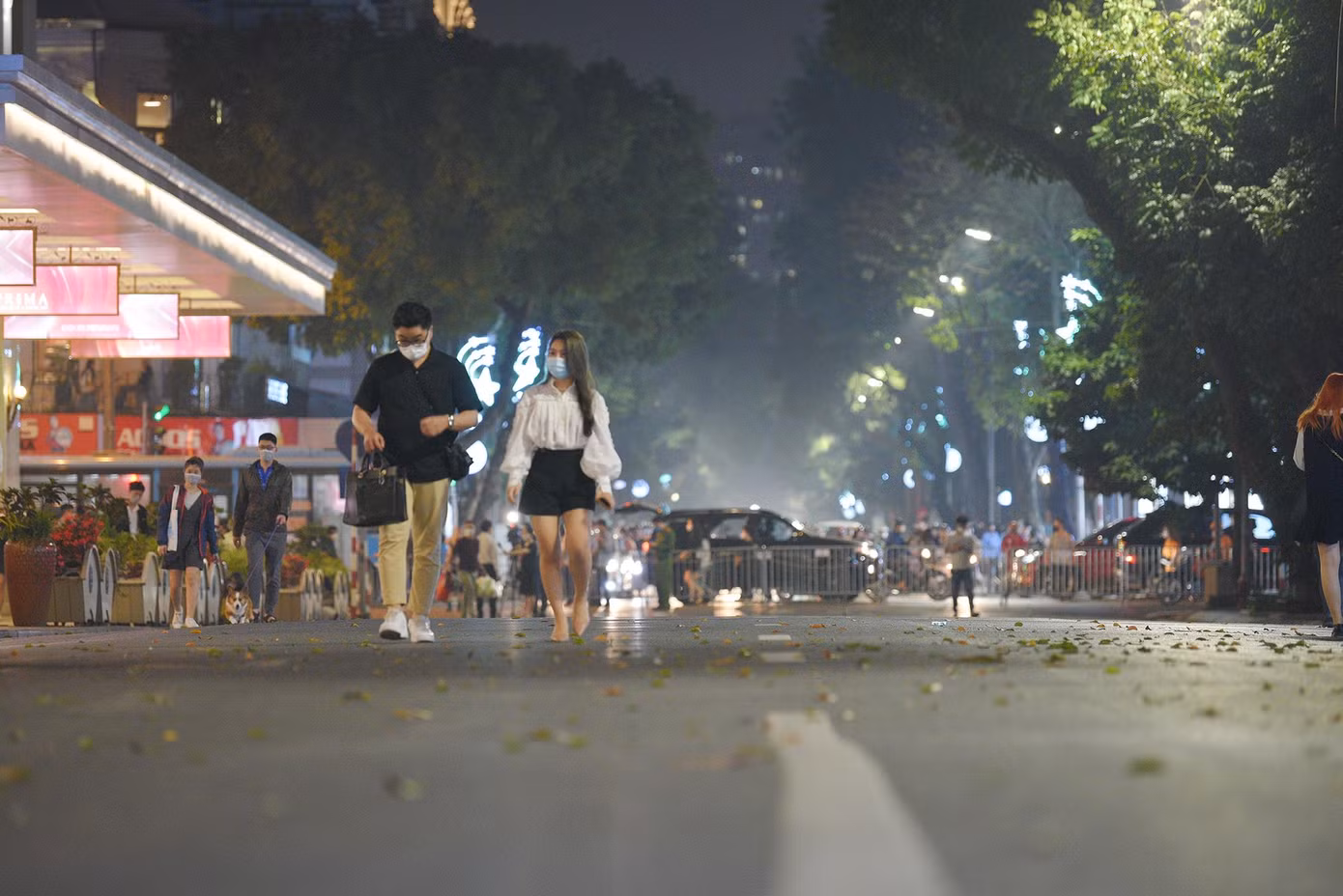 Thực hiện chỉ đạo UBND thành phố, không gian đi bộ khu vực hồ Hoàn Kiếm và phụ cận duy trì hoạt động từ 19h thứ sáu đến 24h Chủ Nhật.