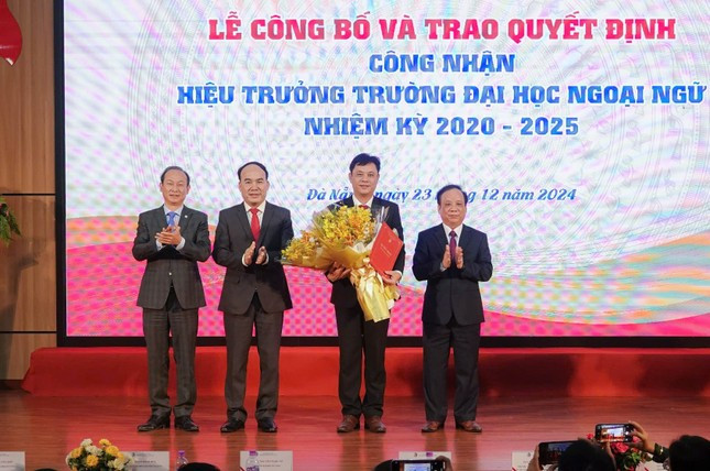 Lễ công bố và trao Quyết định công nhận Hiệu trưởng trường ĐH Ngoại ngữ (ĐH Đà Nẵng), nhiệm kỳ 2020 - 2025.