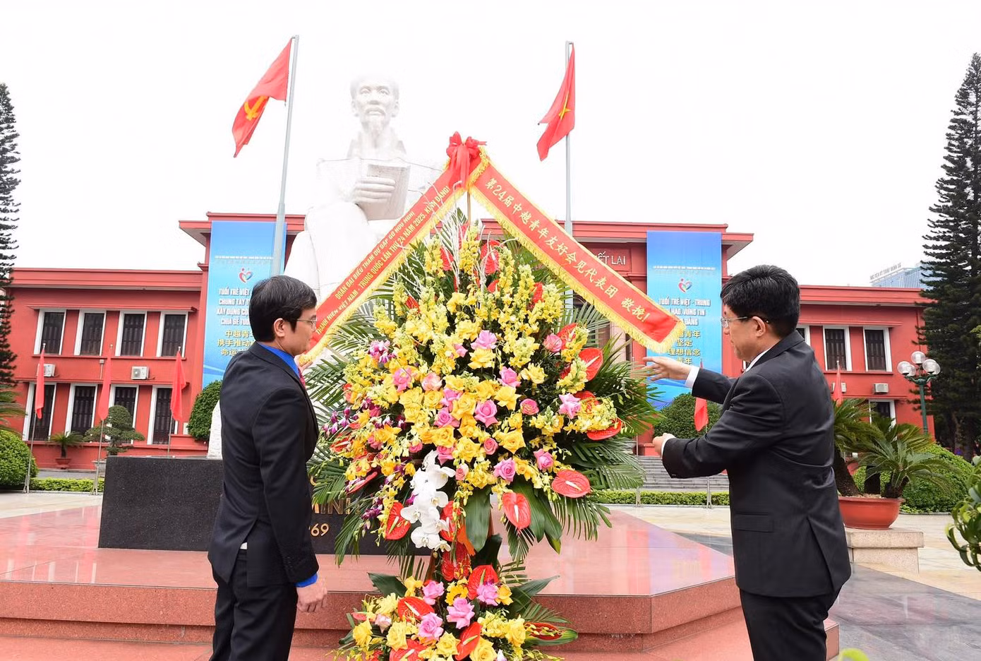 Thanh niên Việt - Trung dâng hoa tưởng niệm Chủ tịch Hồ Chí Minh, mở đầu chương trình ‘Gặp gỡ hữu nghị’ lần thứ 24.