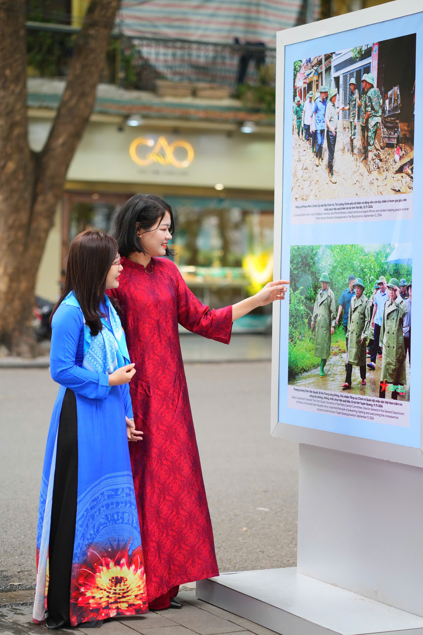 Đại biểu Nguyễn Thị Quỳnh (Hội LHTN tỉnh Nghệ An) cùng các bạn trẻ tìm hiểu thông tin. Đại biểu Nguyễn Thị Quỳnh (Hội LHTN tỉnh Nghệ An) cùng các bạn trẻ tìm hiểu thông tin.