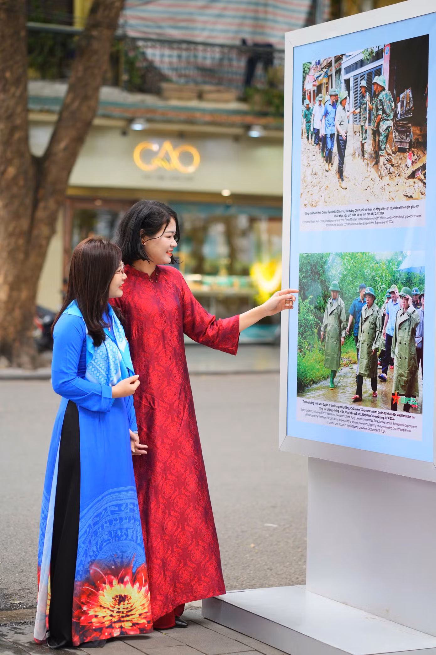 Đại biểu Nguyễn Thị Quỳnh (Hội LHTN tỉnh Nghệ An) cùng các bạn trẻ tìm hiểu thông tin.