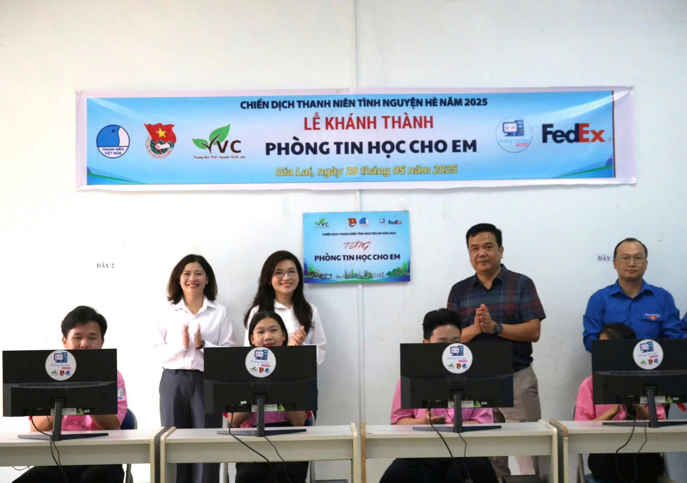 Khánh thành công trình “Phòng tin học cho em” tại trường THPT Trần Cao Vân, tỉnh Gia Lai.