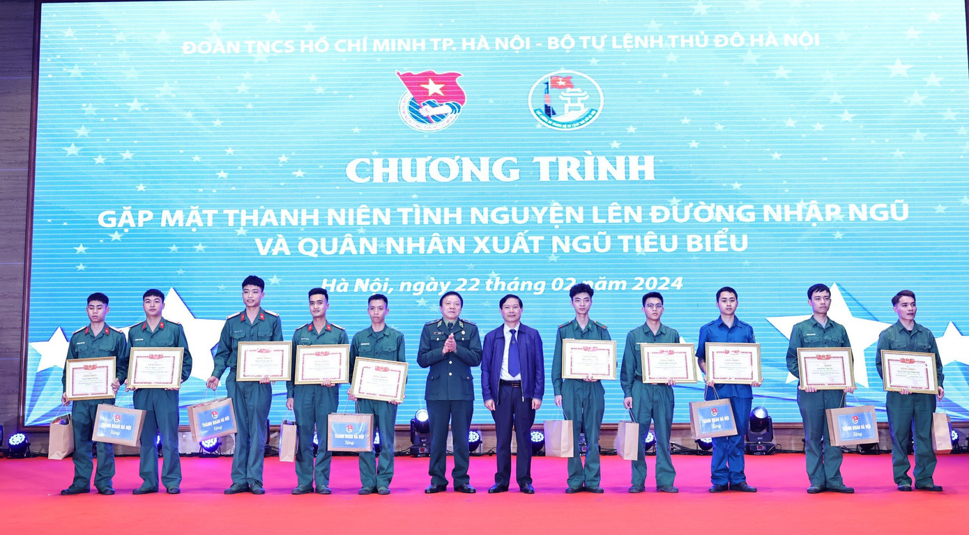 Ban Tổ chức chương trình tặng giấy chứng nhận và quà cho thanh niên tình nguyện lên đường nhập ngũ tiêu biểu năm 2024. Ban Tổ chức chương trình tặng giấy chứng nhận và quà cho thanh niên tình nguyện lên đường nhập ngũ tiêu biểu năm 2024.
