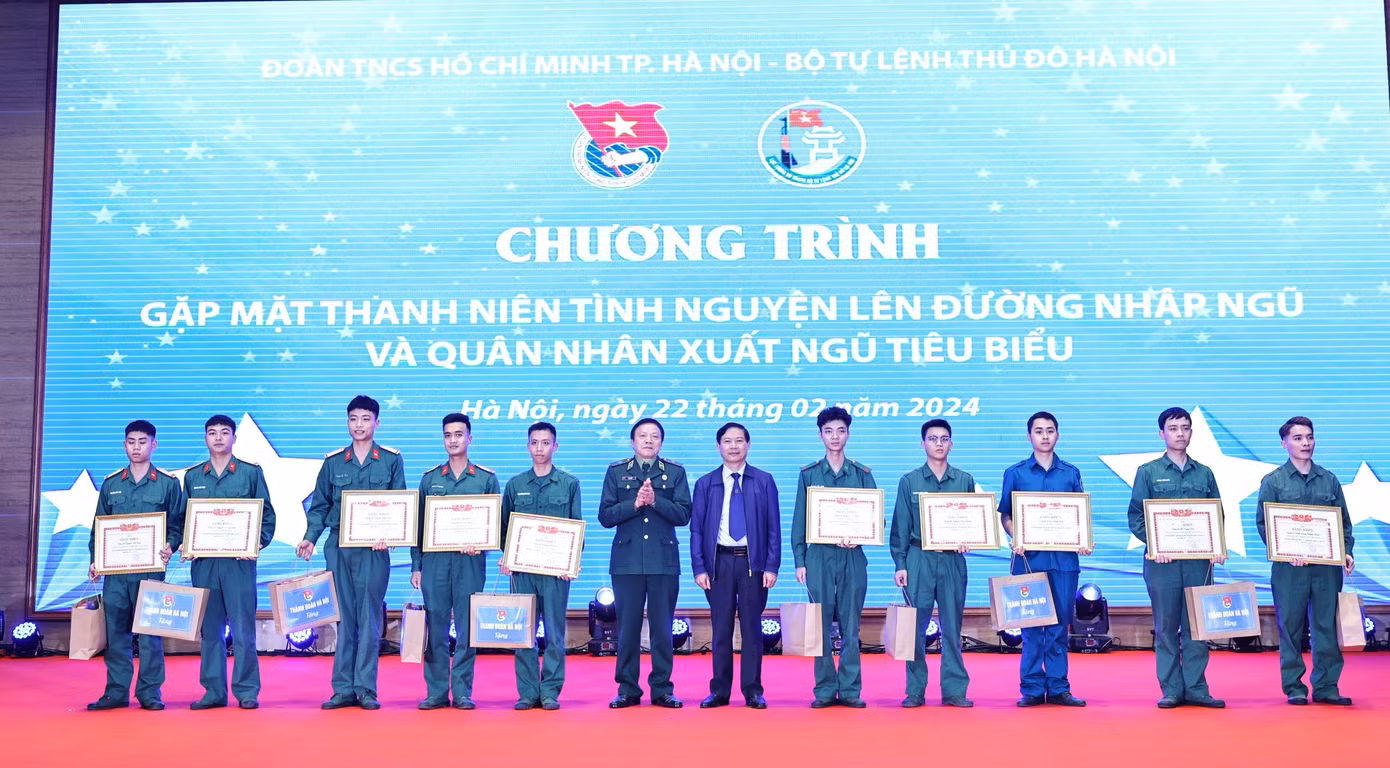 Ban Tổ chức chương trình tặng giấy chứng nhận và quà cho thanh niên tình nguyện lên đường nhập ngũ tiêu biểu năm 2024.
