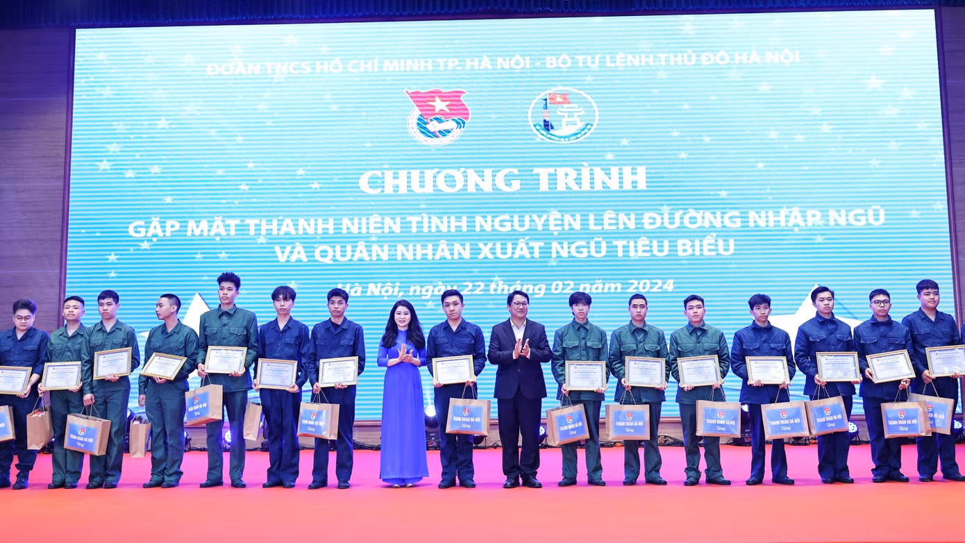 Ban Tổ chức chương trình tặng giấy chứng nhận và quà cho thanh niên tình nguyện lên đường nhập ngũ tiêu biểu năm 2024.