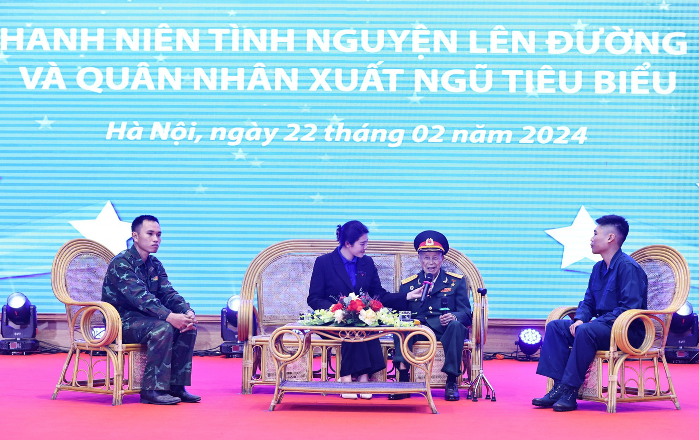 Anh hùng Lực lượng vũ trang nhân dân La Văn Cầu truyền lửa cho thế hệ trẻ tại chương trình. Anh hùng Lực lượng vũ trang nhân dân La Văn Cầu truyền lửa cho thế hệ trẻ tại chương trình.