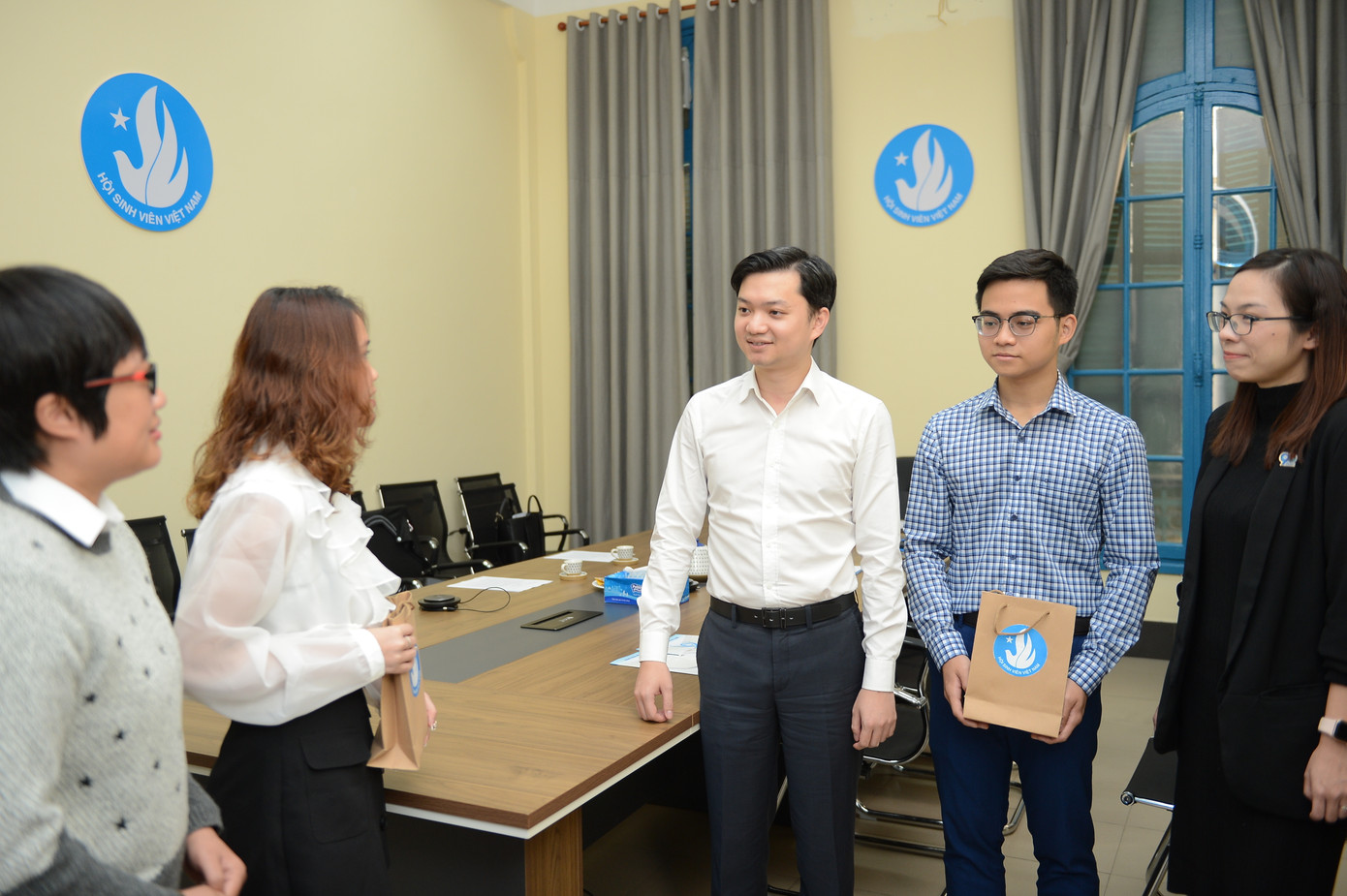 Bí thư T.Ư Đoàn, Chủ tịch T.Ư Hội Sinh viên Việt Nam trao đổi với Ban chấp hành Hội Sinh viên Việt Nam tại Thái Lan. Ảnh: DƯƠNG TRIỀU