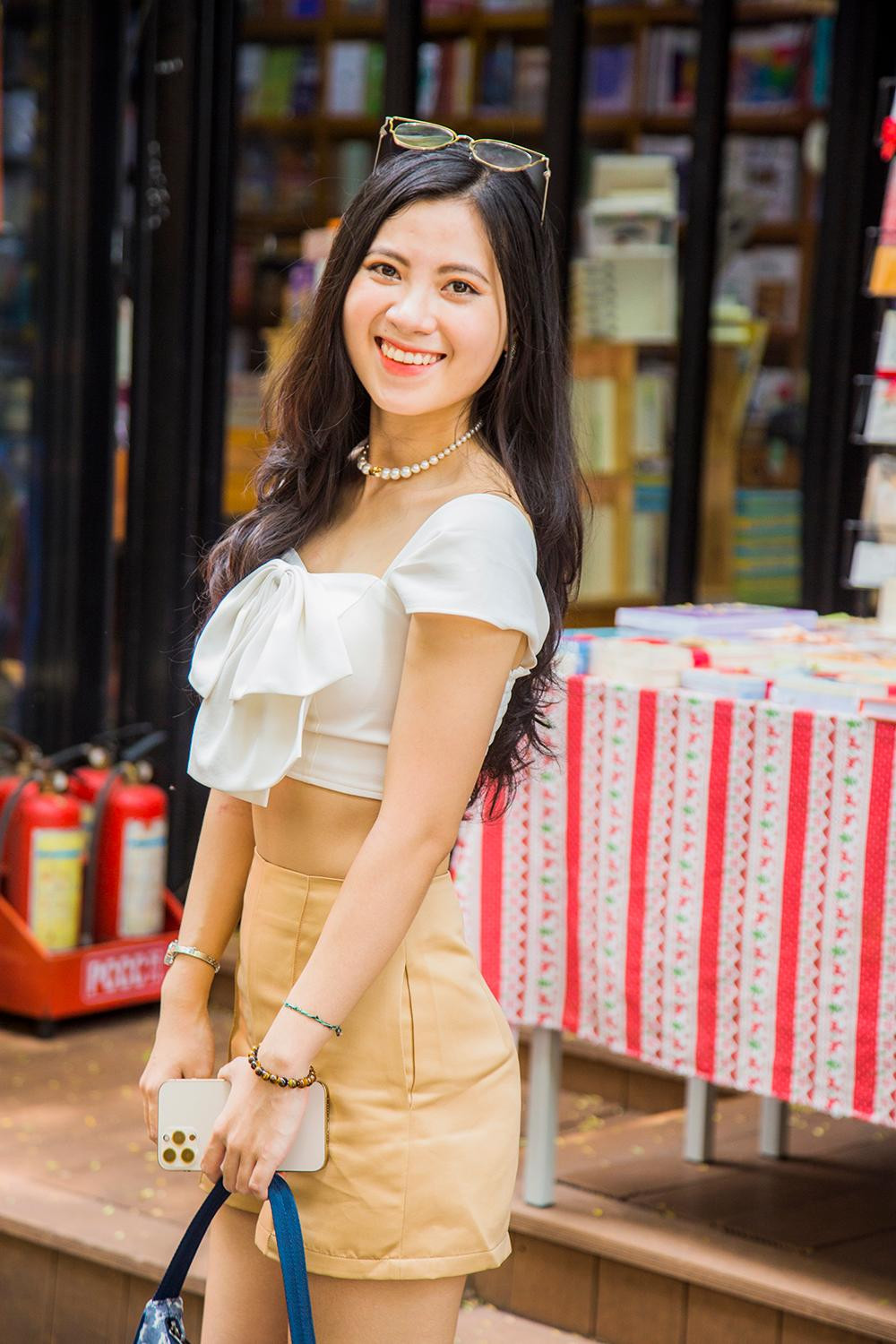 Năm 2018, Ngô Hồng Nhi nhận được suất du học toàn phần khi chỉ là cô sinh viên năm thứ hai, cô nàng đã rất hạnh phúc vì năm đó là năm đầu Học viện Hàng không Việt Nam phát động cuộc thi, có rất nhiều anh chị xuất sắc, nhưng Nhi là một trong những sinh viên được nhận để đi du học ngành Hàng không.