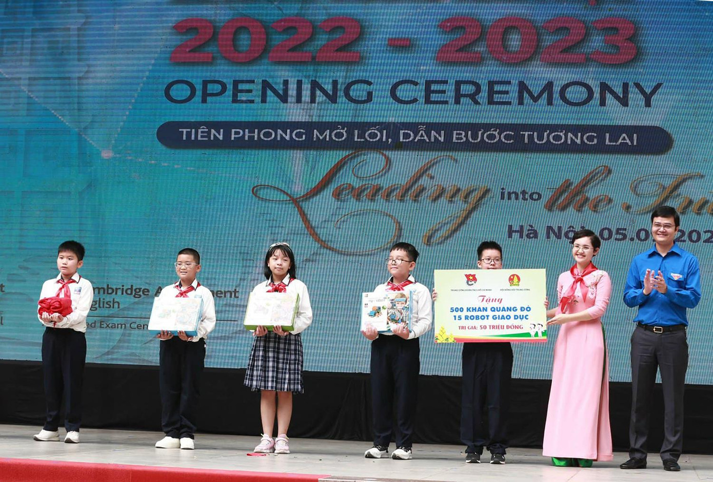 Tại Lễ khai giảng của trường tiểu học - THCS - THPT Nguyễn Siêu (Hà Nội), anh Bùi Quang Huy - Ủy viên dự khuyết T.Ư Đảng, Bí thư thứ nhất T.Ư Đoàn, đã trao tặng nhà trường 15 robot giáo dục và 500 khăn quàng đỏ. Tại Lễ khai giảng của trường tiểu học - THCS - THPT Nguyễn Siêu (Hà Nội), anh Bùi Quang Huy - Ủy viên dự khuyết T.Ư Đảng, Bí thư thứ nhất T.Ư Đoàn, đã trao tặng nhà trường 15 robot giáo dục và 500 khăn quàng đỏ.