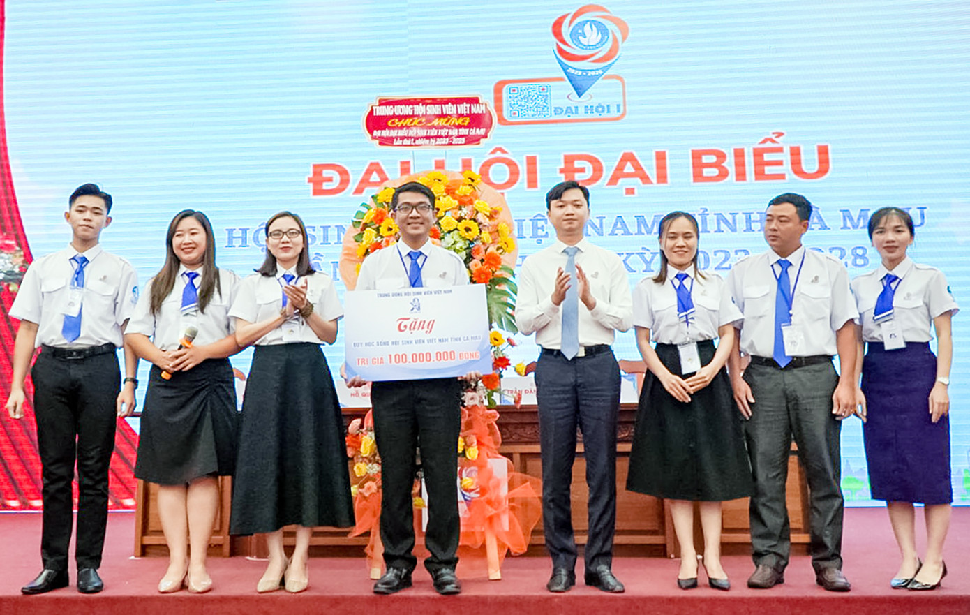 Trao cho quỹ học bổng Hội Sinh viên tỉnh 100 triệu. Trao cho quỹ học bổng Hội Sinh viên tỉnh 100 triệu.