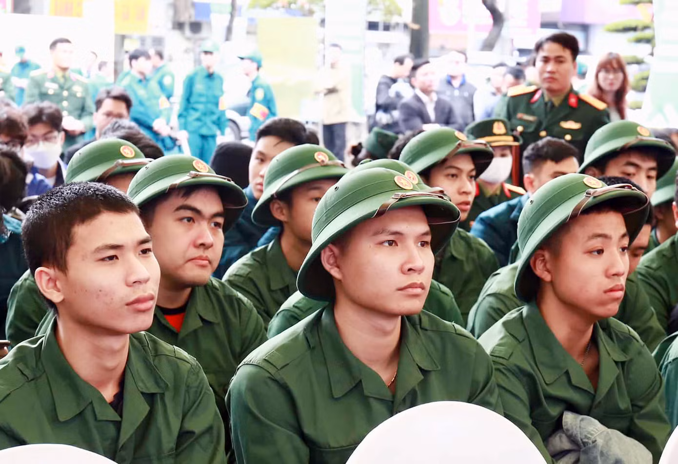 Gặp mặt thanh niên tình nguyện lên đường nhập ngũ tiêu biểu năm 2023 của Thủ đô Hà Nội. Ảnh: BẢO ANH