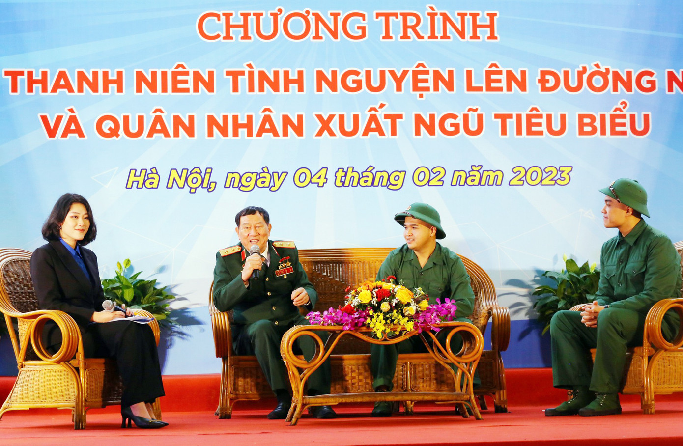 Tại chương trình, các tân binh lắng nghe chia sẻ từ Anh hùng Lực lượng vũ trang nhân dân, Anh hùng Lao động, Trung tướng Phạm Tuân. Ảnh: BẢO ANH Tại chương trình, các tân binh lắng nghe chia sẻ từ Anh hùng Lực lượng vũ trang nhân dân, Anh hùng Lao động, Trung tướng Phạm Tuân. Ảnh: BẢO ANH