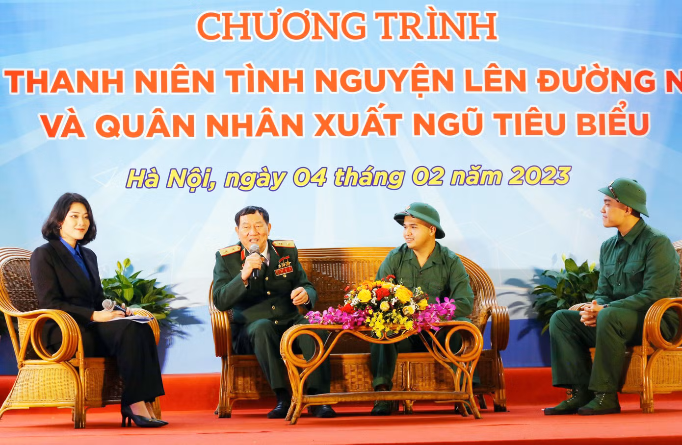 Tại chương trình, các tân binh lắng nghe chia sẻ từ Anh hùng Lực lượng vũ trang nhân dân, Anh hùng Lao động, Trung tướng Phạm Tuân. Ảnh: BẢO ANH