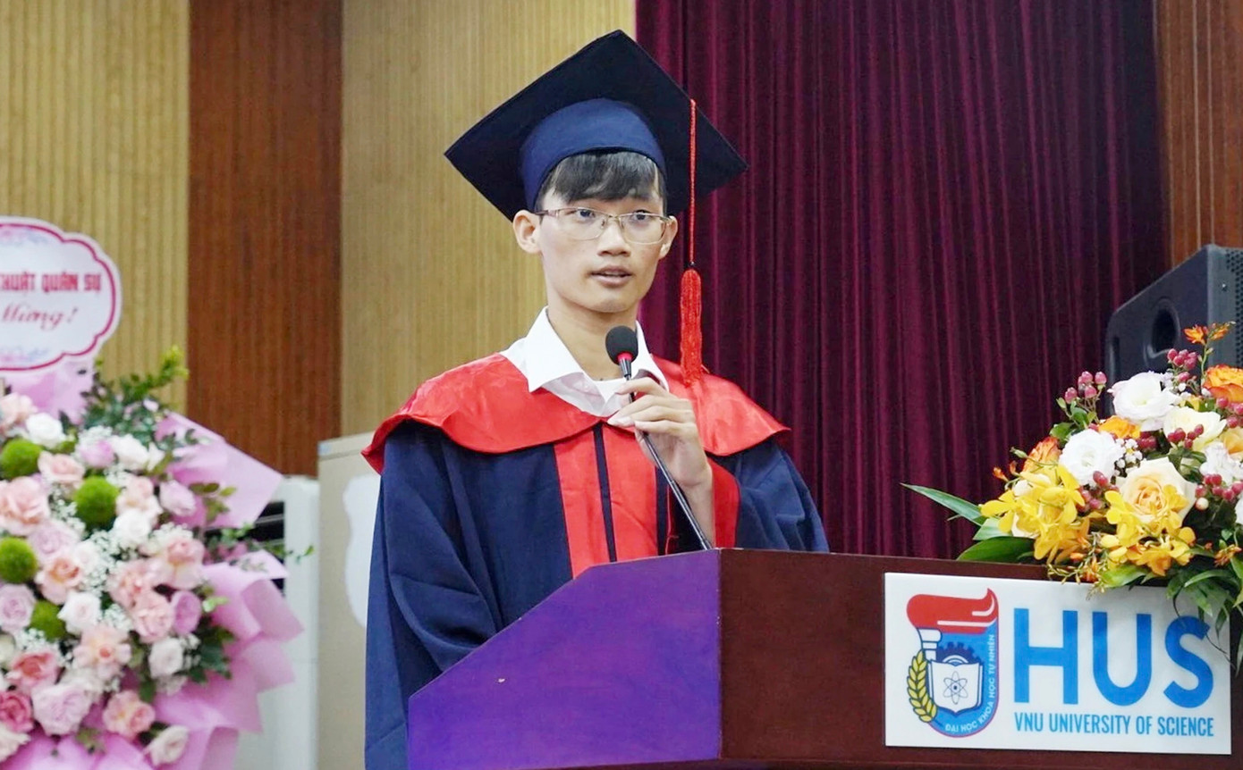 Nguyễn Văn Phú chia sẻ cảm xúc tại lễ tốt nghiệp trường ĐH KHTN (ĐHQG Hà Nội).
