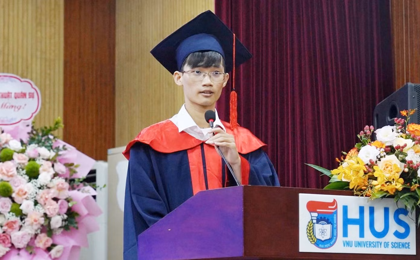 Nguyễn Văn Phú chia sẻ cảm xúc tại lễ tốt nghiệp trường ĐH KHTN (ĐHQG Hà Nội). Nguyễn Văn Phú chia sẻ cảm xúc tại lễ tốt nghiệp trường ĐH KHTN (ĐHQG Hà Nội).