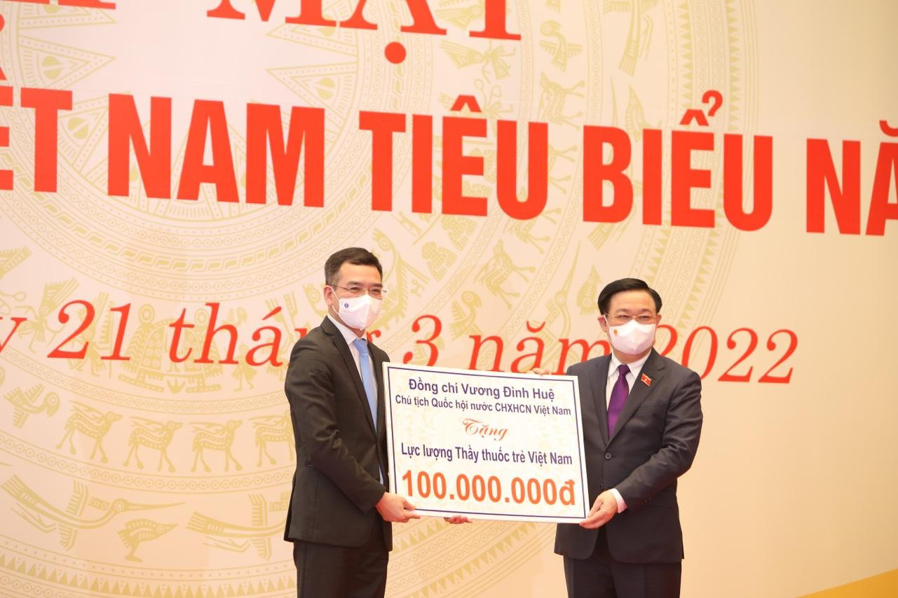 Chủ tịch Quốc hội Vương Đình Huệ tặng quà cho lực lượng Thầy thuốc trẻ Việt Nam.