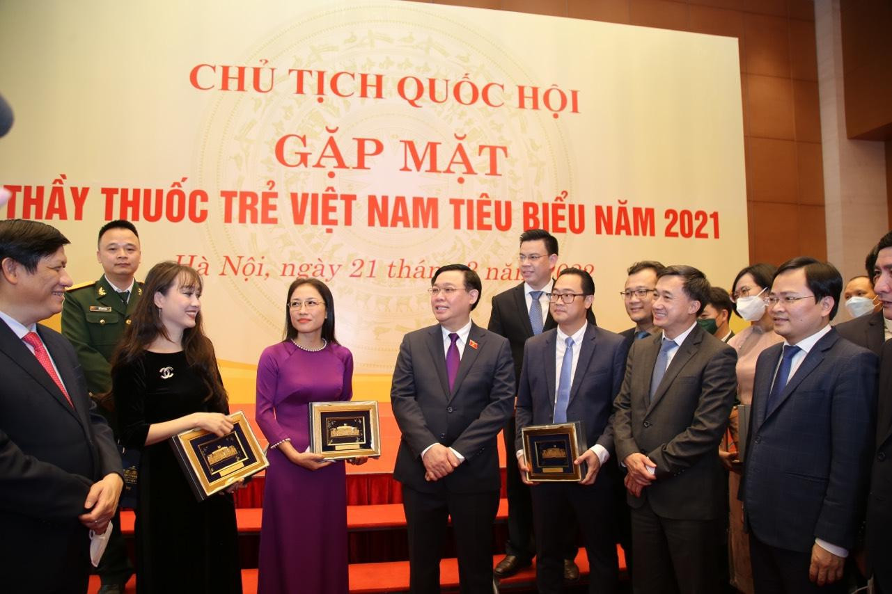 Chủ tịch Quốc hội Vương Đình Huệ với các đại biểu.