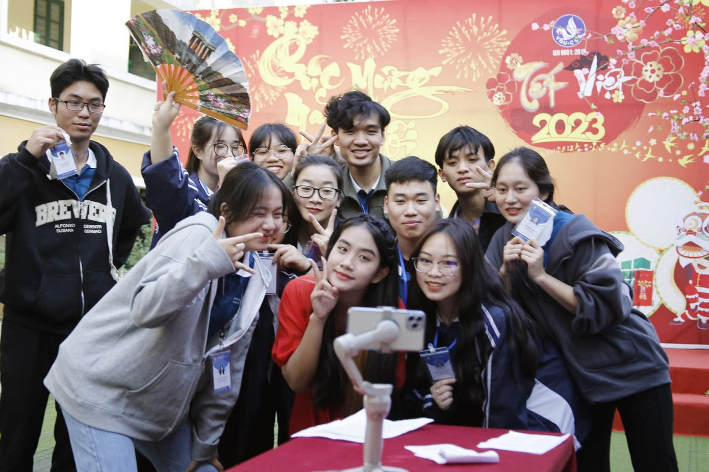 Hơn 50 sinh viên quốc tế đến từ các nước Nhật, Trung Quốc, Myanma, Lào, Ấn độ, Mỹ, Cônggô, Tôgô, Camơrun… và sinh viên Việt Nam đang nội trú tại các KTX của Trung tâm Hỗ trợ sinh viên ĐHQG Hà Nội. Hơn 50 sinh viên quốc tế đến từ các nước Nhật, Trung Quốc, Myanma, Lào, Ấn độ, Mỹ, Cônggô, Tôgô, Camơrun… và sinh viên Việt Nam đang nội trú tại các KTX của Trung tâm Hỗ trợ sinh viên ĐHQG Hà Nội.