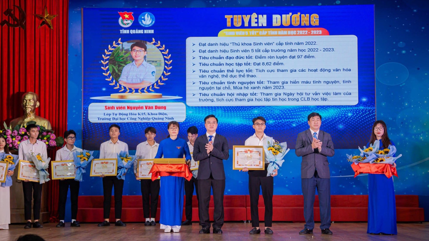 Nguyễn Văn Dũng nhận danh hiệu 'Sinh viên 5 tốt' cấp Tỉnh, năm học 2022 - 2023.
