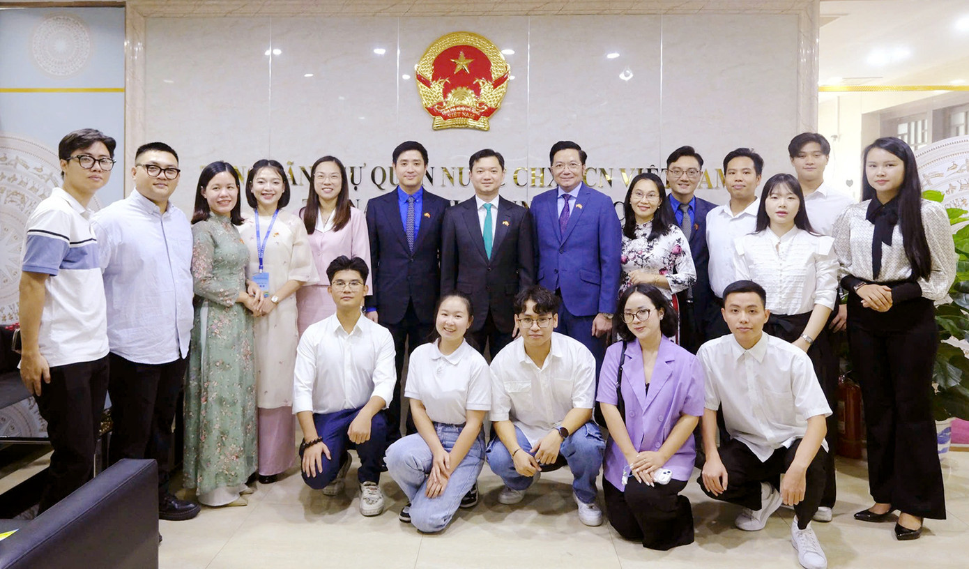 Các đại biểu giao lưu tại chương trình.