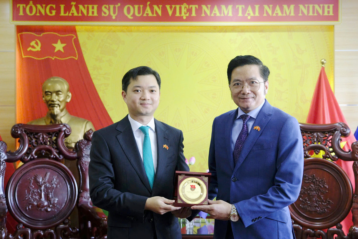 Bí thư T.Ư Đoàn, Chủ tịch T.Ư Hội Sinh viên Việt Nam Nguyễn Minh Triết tặng quà Tổng lãnh sự quán tại Nam Ninh (Trung Quốc).