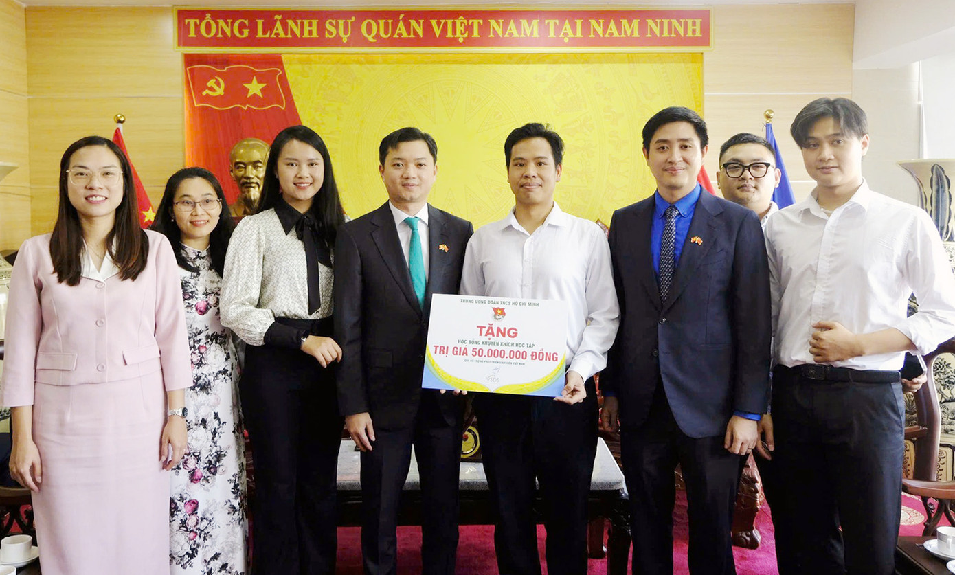 Anh Nguyễn Minh Triết đã trao tặng học bổng khuyến khích học tập cho Hội Lưu học sinh Việt Nam tại Nam Ninh (Trung Quốc).