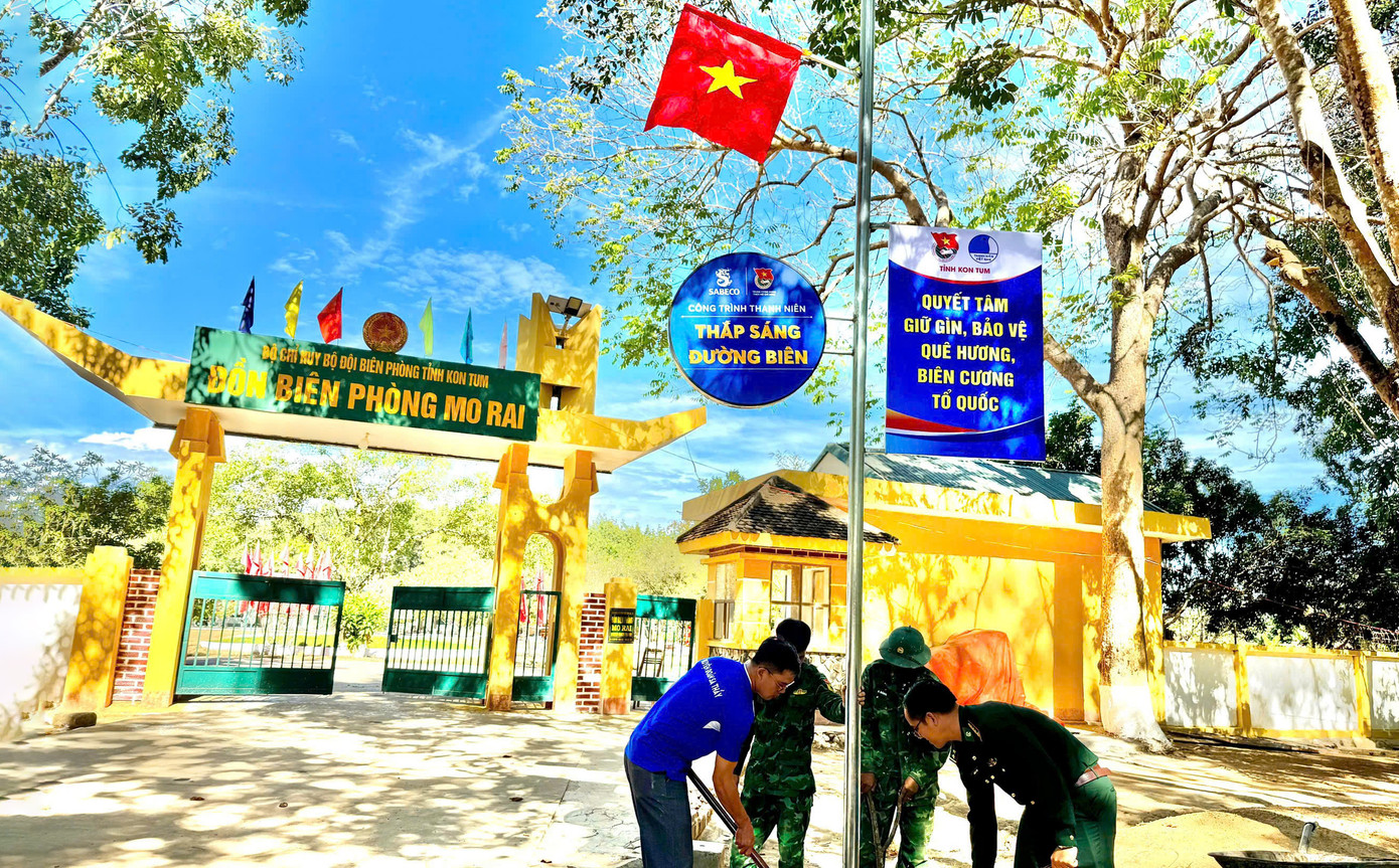 Công trình 'Thắp sáng đường biên', với 36 tuyến đường biên cùng 1.260 cột đèn năng lượng Mặt trời.