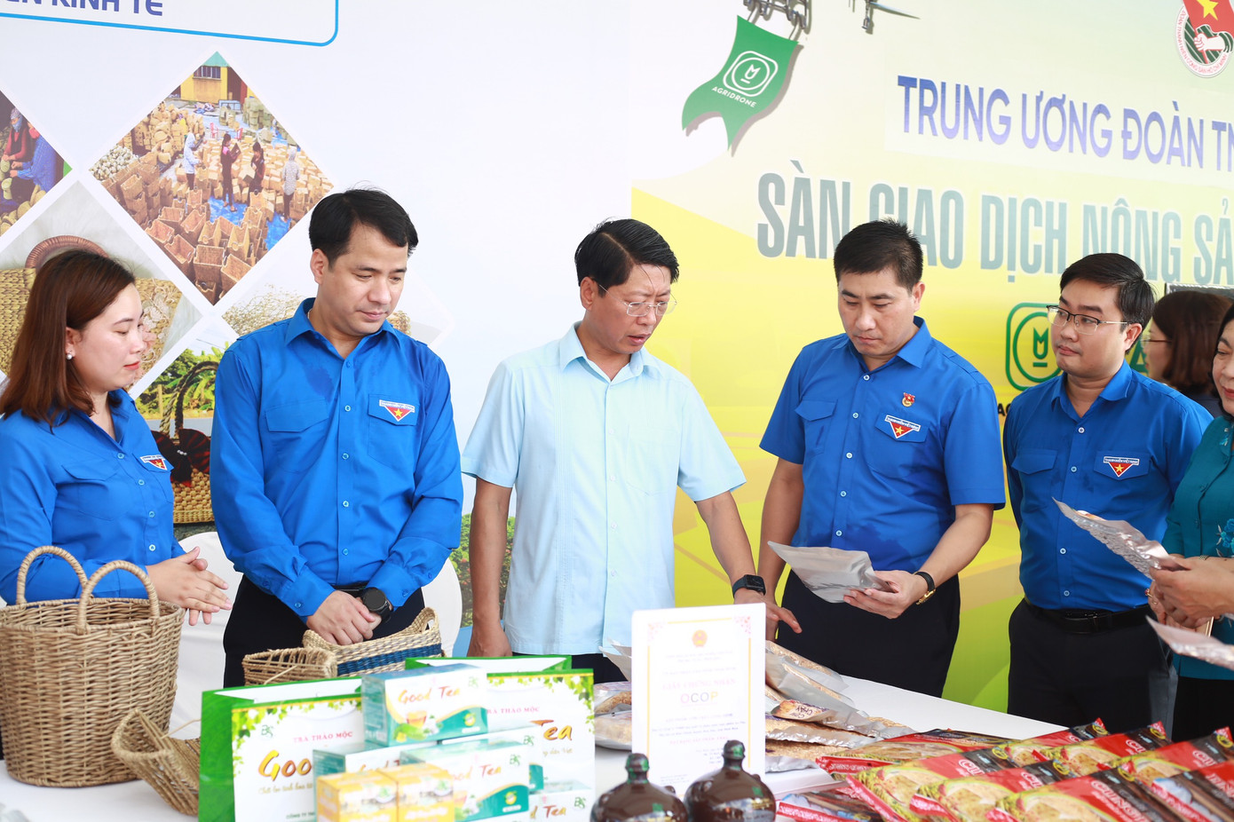 Bí thư T.Ư Đoàn Ngô Văn Cương thăm quan gian hàng thanh niên khởi nghiệp tại tỉnh Ninh Bình.