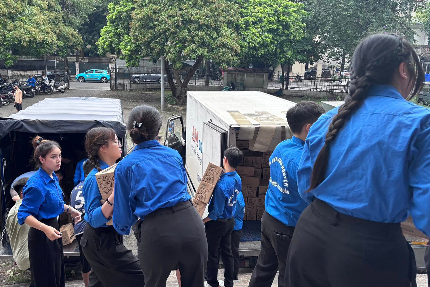 Tình nguyện viên Thủ đô vận chuyển hàng hoá đến điểm tập kết.
