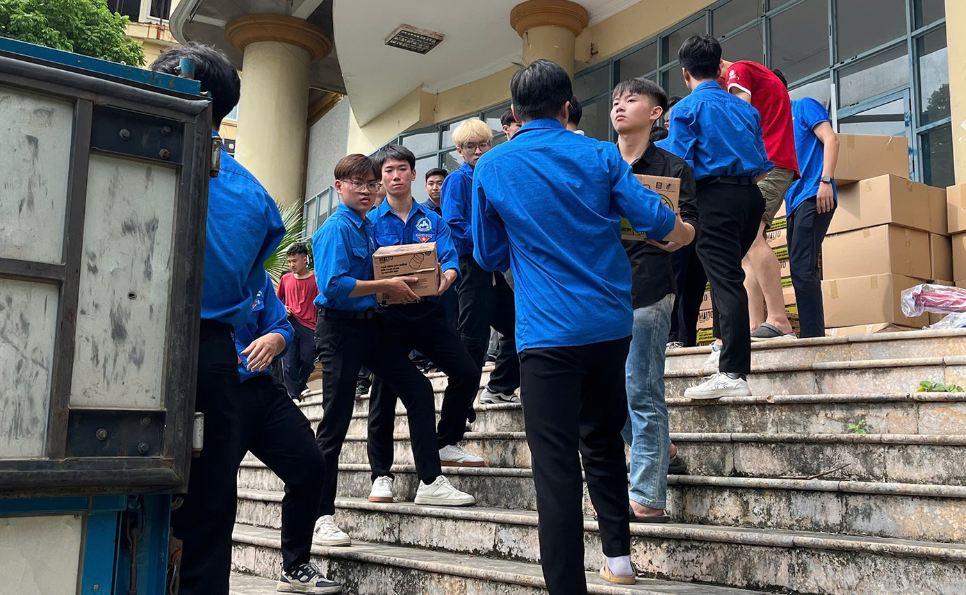 Tình nguyện viên Thủ đô vận chuyển hàng hoá đến điểm tập kết.