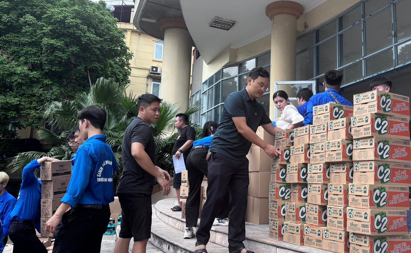 Bên trong là nước uống, bánh ngọt, khẩu trang, áo mưa, sổ tay, bút viết.