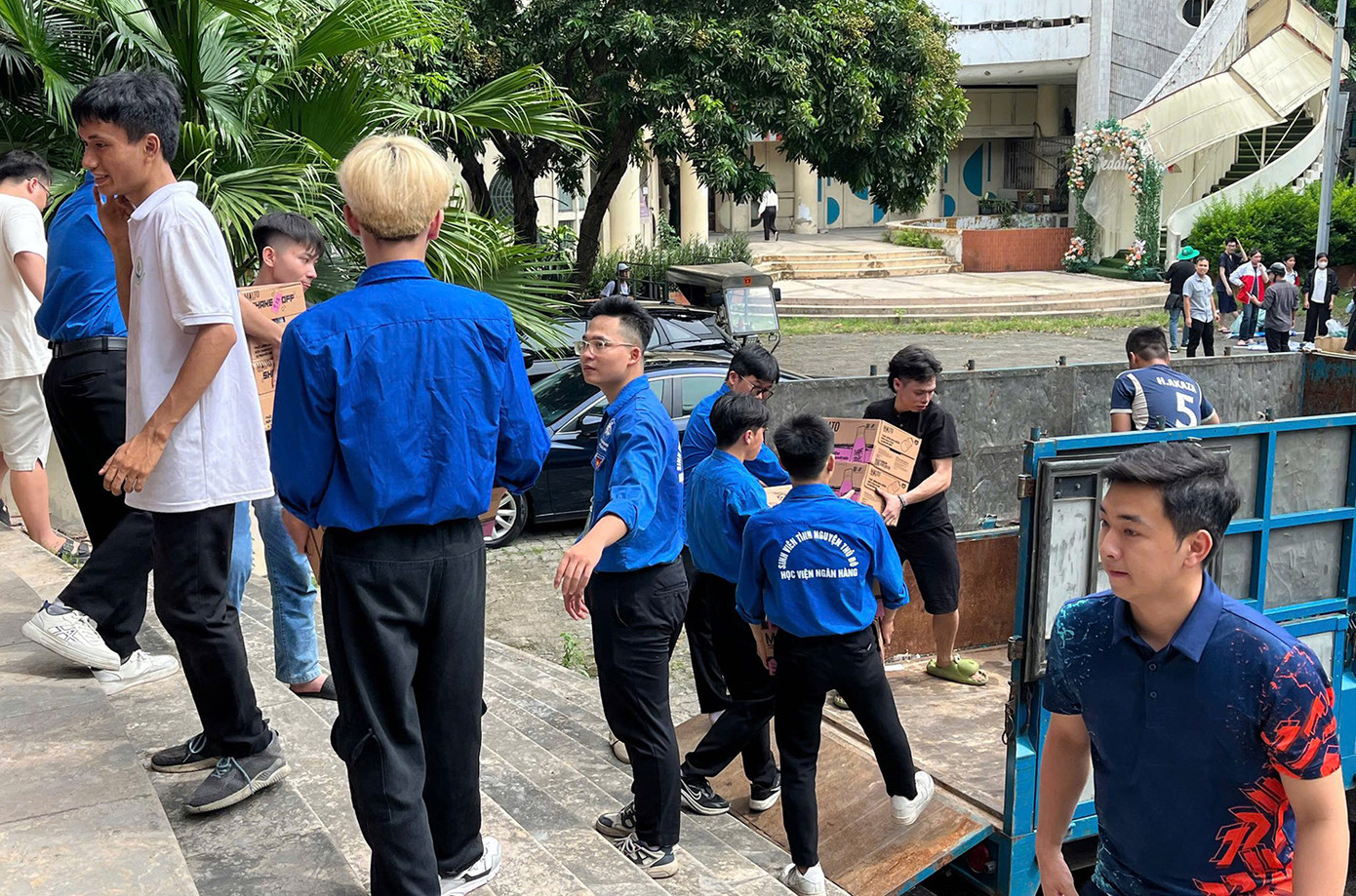 Bên trong là nước uống, bánh ngọt, khẩu trang, áo mưa, sổ tay, bút viết.