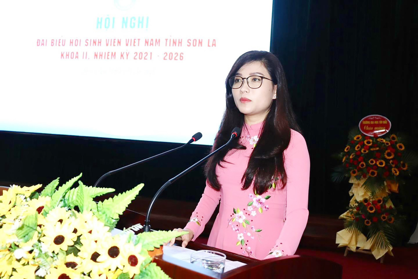 Chị Hồ Hồng Nguyên - Trưởng Ban Thanh niên Trường học T.Ư Đoàn, Phó Chủ tịch thường trực T.Ư Hội Sinh viên Việt Nam, phát biểu tại Hội nghị.