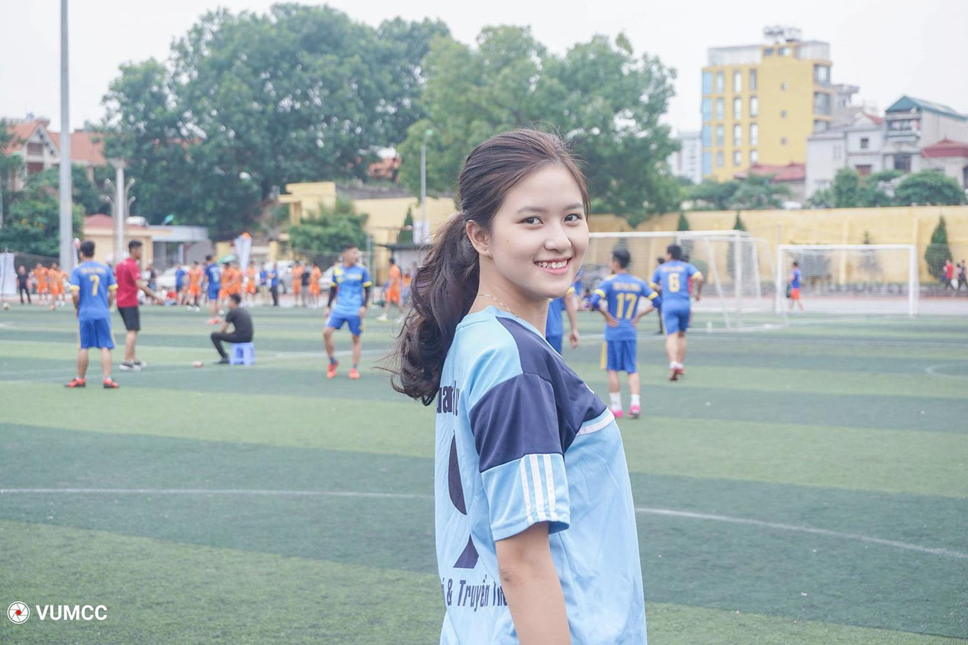 Cô nàng 9X tích cực tham gia các hoạt động phong trào trong và ngoài trường.