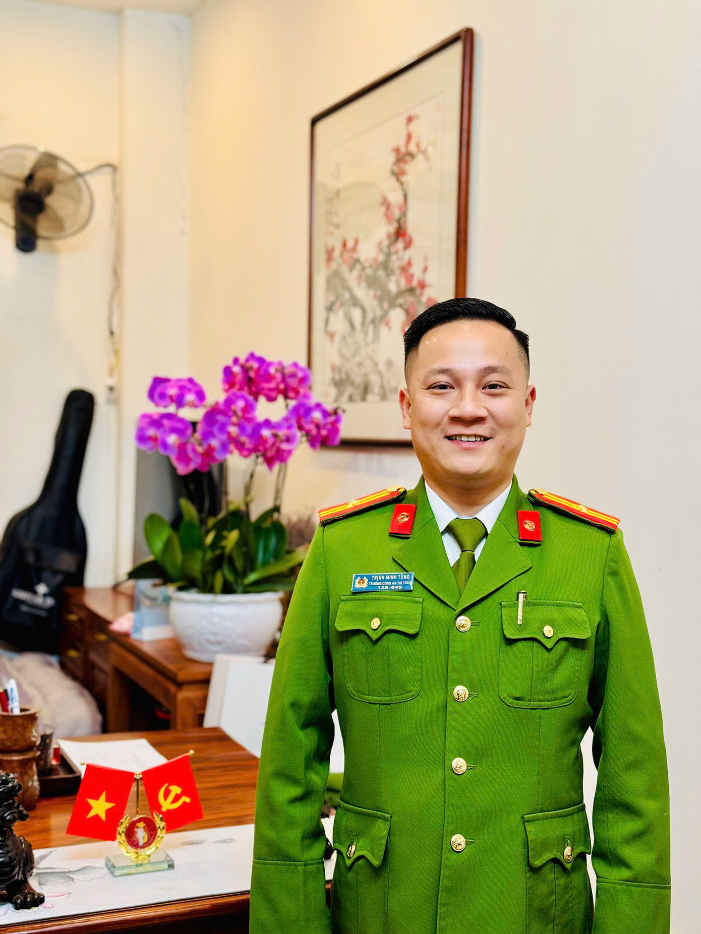 Thiếu tá Trịnh Minh Tùng - Trưởng Công an thị trấn Phú Xuyên, huyện Phú Xuyên, là Chiến sĩ thi đua cơ sở 5 năm liền, từ 2019 - 2024. Anh được trao Huân chương Chiến công hạng Ba (7/2024) vì thành tích xuất sắc trong chiến đấu và phục vụ chiến đấu, góp phần vào sự nghiệp xây dựng chủ nghĩa xã hội và bảo vệ Tổ quốc. Được đơn vị đánh giá giỏi, xuất sắc về chuyên môn, nghiệp vụ, anh luôn xung kích, sáng tạo, đổi mới và dũng cảm trong công tác và chiến đấu. Thiếu tá Trịnh Minh Tùng - Trưởng Công an thị trấn Phú Xuyên, huyện Phú Xuyên, là Chiến sĩ thi đua cơ sở 5 năm liền, từ 2019 - 2024. Anh được trao Huân chương Chiến công hạng Ba (7/2024) vì thành tích xuất sắc trong chiến đấu và phục vụ chiến đấu, góp phần vào sự nghiệp xây dựng chủ nghĩa xã hội và bảo vệ Tổ quốc. Được đơn vị đánh giá giỏi, xuất sắc về chuyên môn, nghiệp vụ, anh luôn xung kích, sáng tạo, đổi mới và dũng cảm trong công tác và chiến đấu.