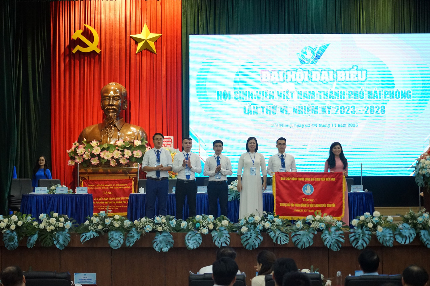 Thường trực T.Ư Hội Sinh viên Việt Nam tặng Cờ thi đua Hội Sinh viên TP. Hải Phòng. Thường trực T.Ư Hội Sinh viên Việt Nam tặng Cờ thi đua Hội Sinh viên TP. Hải Phòng.