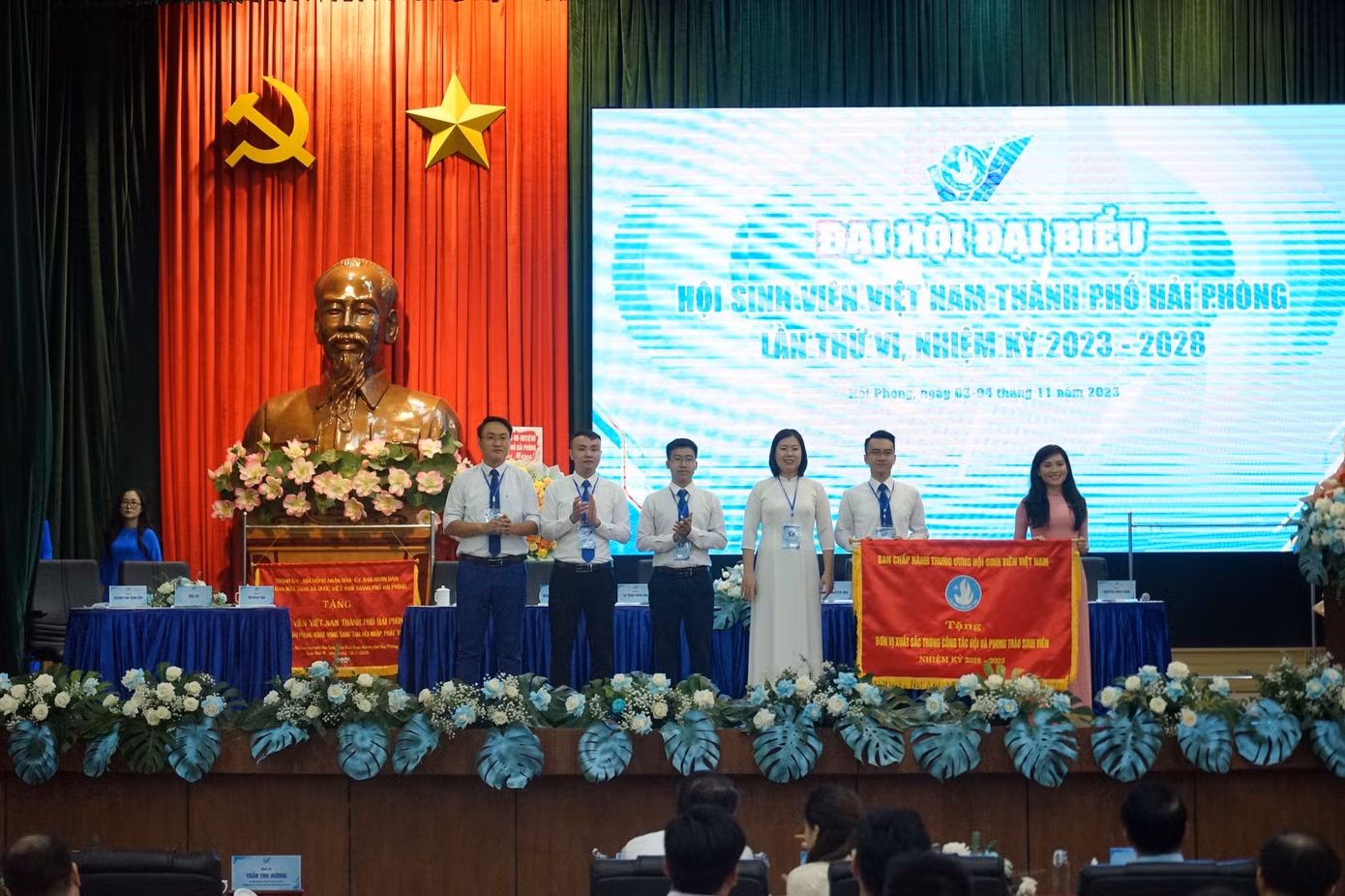 Thường trực T.Ư Hội Sinh viên Việt Nam tặng Cờ thi đua Hội Sinh viên TP. Hải Phòng.