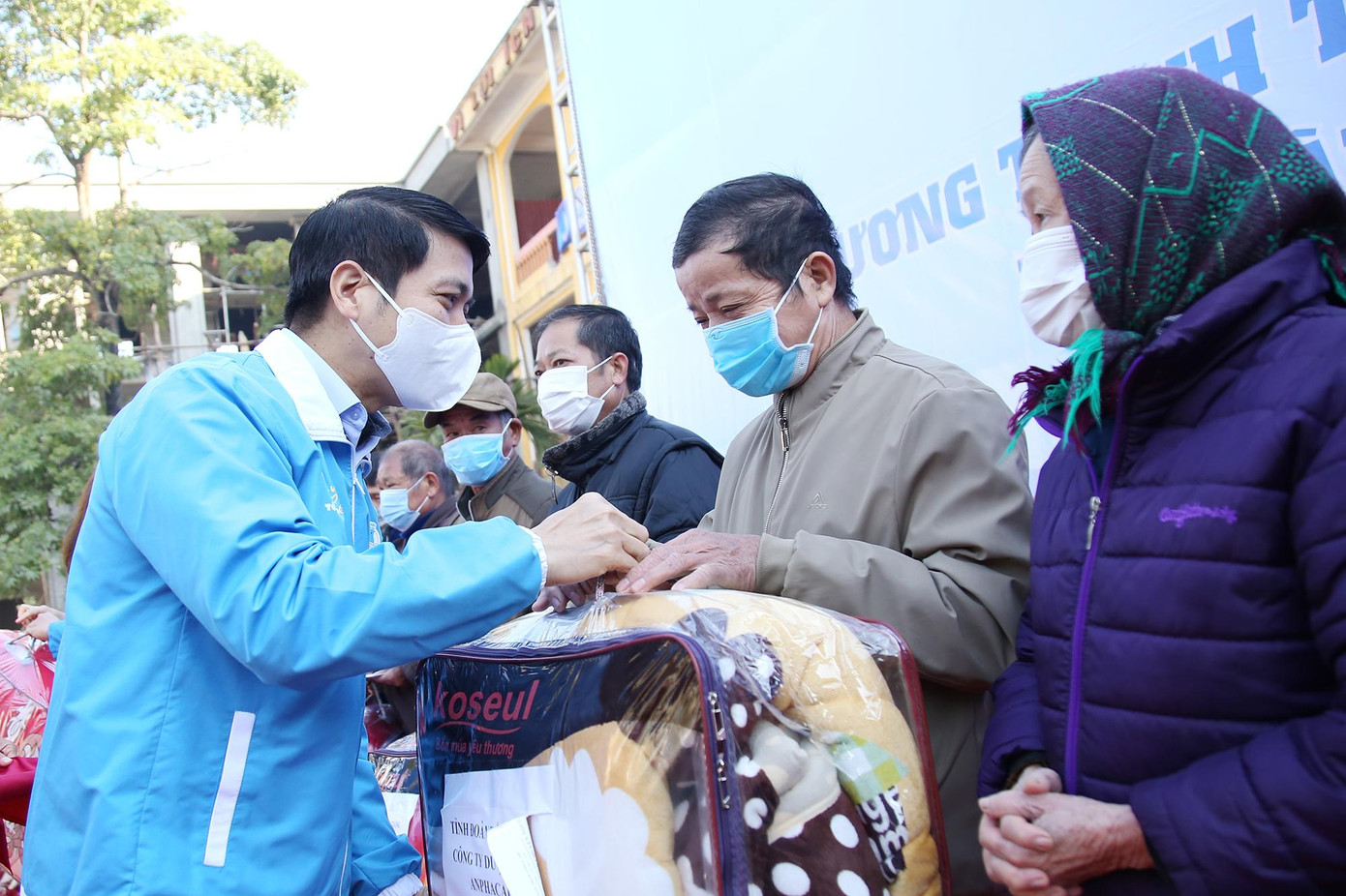 Anh Nguyễn Ngọc Lương trao quà cho những người dân có hoàn cảnh khó khăn tại Lễ khởi động chương trình.