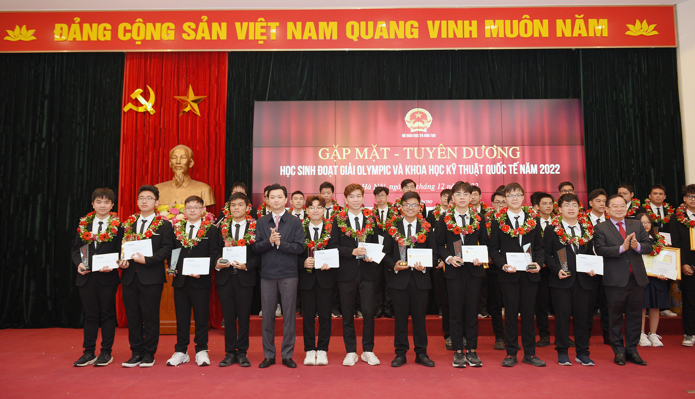 Tại chương trình, anh Nguyễn Minh Triết, Bí thư T.Ư Đoàn và Nhà báo Lê Xuân Sơn - Tổng Biên tập báo Tiền Phong, Giám đốc Quỹ Hỗ trợ Tài năng trẻ Việt Nam đã trao thưởng cho 31 học sinh đoạt thành tích cao trong các kỳ thi, với số tiền hơn 200 triệu đồng. Tại chương trình, anh Nguyễn Minh Triết, Bí thư T.Ư Đoàn và Nhà báo Lê Xuân Sơn - Tổng Biên tập báo Tiền Phong, Giám đốc Quỹ Hỗ trợ Tài năng trẻ Việt Nam đã trao thưởng cho 31 học sinh đoạt thành tích cao trong các kỳ thi, với số tiền hơn 200 triệu đồng.