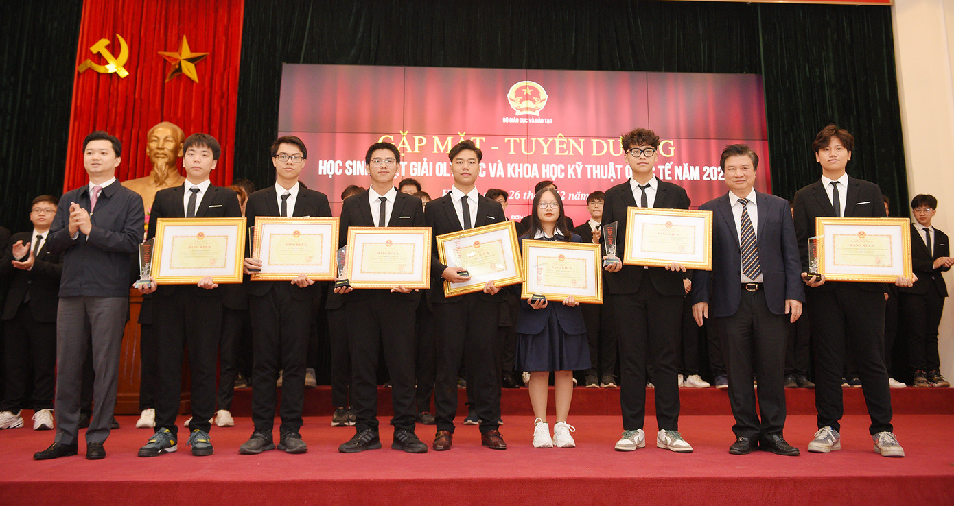 Thứ trưởng Bộ GD - ĐT Nguyễn Hữu Độ và anh Nguyễn Minh Triết - Bí thư T.Ư Đoàn, Chủ tịch T.Ư Hội Sinh viên Việt Nam trao Bằng khen của Bộ trưởng Bộ GD - ĐT cho các em học sinh. Thứ trưởng Bộ GD - ĐT Nguyễn Hữu Độ và anh Nguyễn Minh Triết - Bí thư T.Ư Đoàn, Chủ tịch T.Ư Hội Sinh viên Việt Nam trao Bằng khen của Bộ trưởng Bộ GD - ĐT cho các em học sinh.