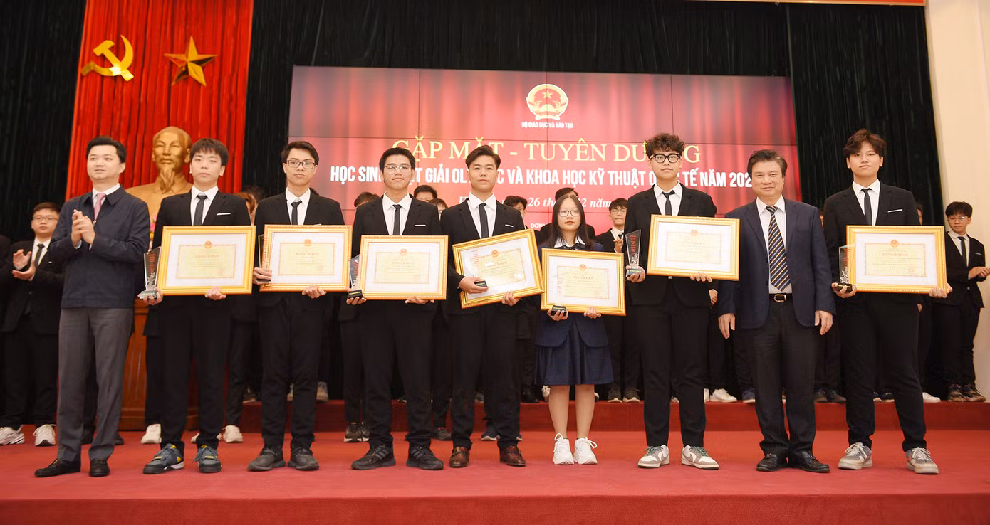 Thứ trưởng Bộ GD - ĐT Nguyễn Hữu Độ và anh Nguyễn Minh Triết - Bí thư T.Ư Đoàn, Chủ tịch T.Ư Hội Sinh viên Việt Nam trao Bằng khen của Bộ trưởng Bộ GD - ĐT cho các em học sinh.