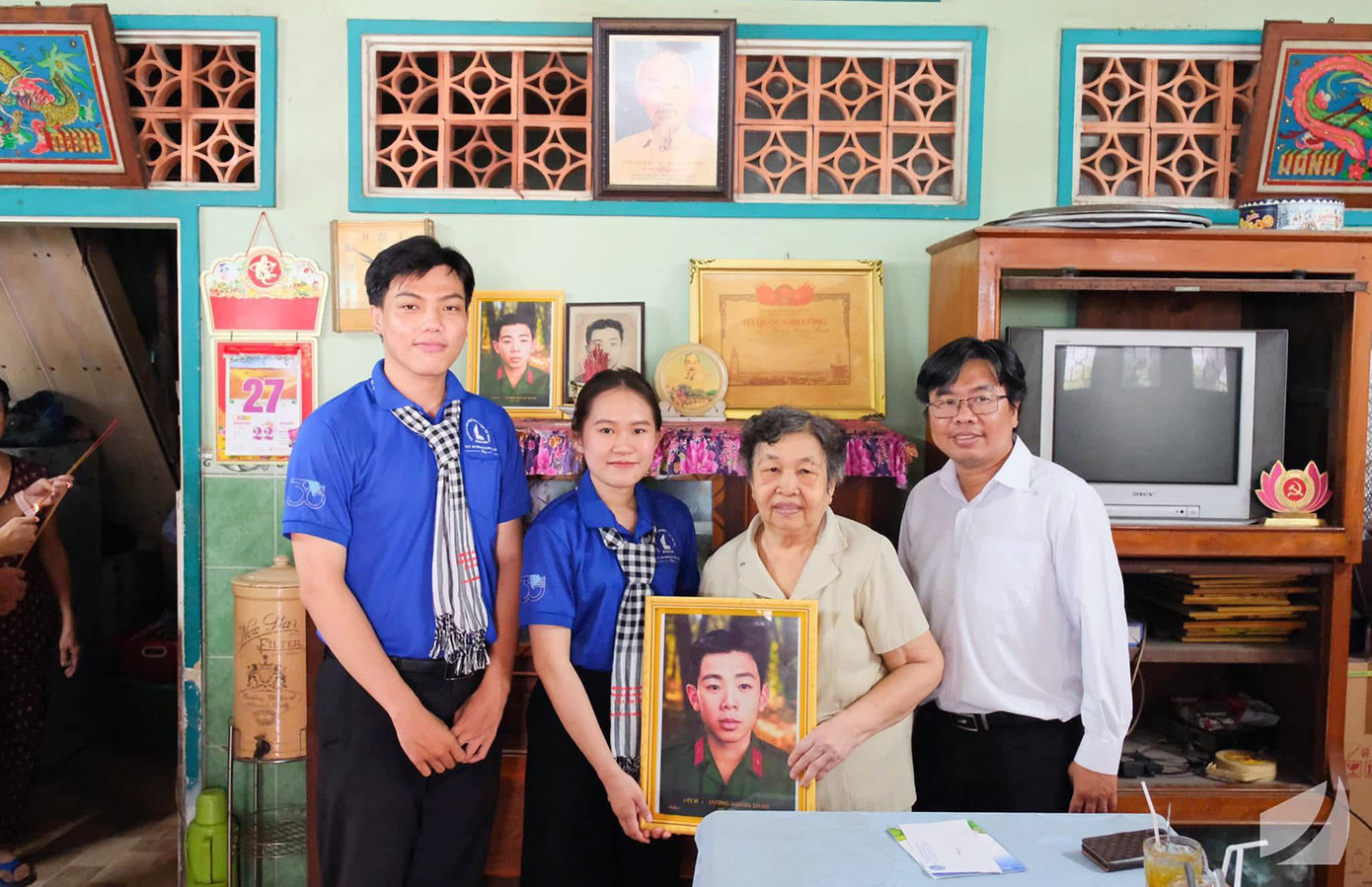 Tuổi trẻ trường ĐH Khoa học Tự nhiên (ĐHQG TP. HCM) đã phục hồi di ảnh các Anh hùng liệt sĩ, Mẹ Việt Nam Anh hùng. Tuổi trẻ trường ĐH Khoa học Tự nhiên (ĐHQG TP. HCM) đã phục hồi di ảnh các Anh hùng liệt sĩ, Mẹ Việt Nam Anh hùng.