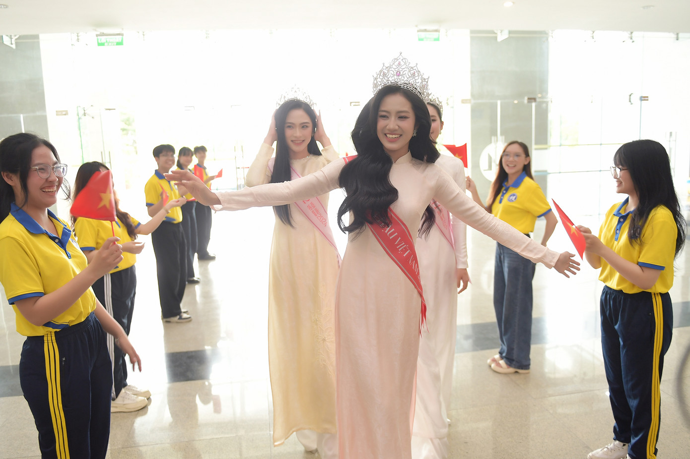 Hà Trúc Linh trong vòng vây sinh viên. Hà Trúc Linh trong vòng vây sinh viên.