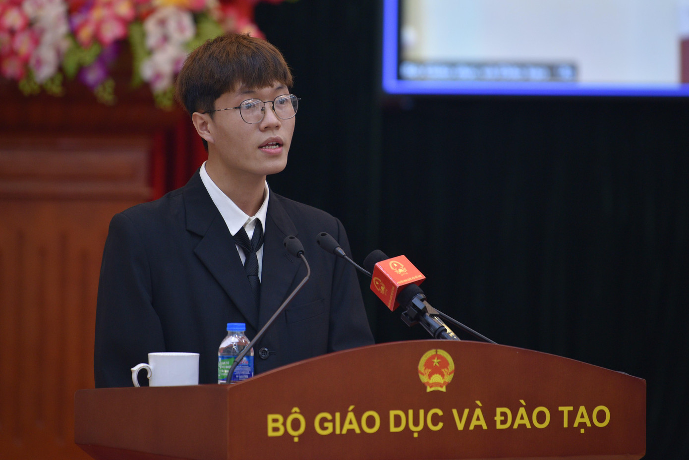 Sinh viên Chu Thành Đạt, trường ĐH Ngoại ngữ (ĐHQG Hà Nội) chia sẻ tại Hội nghị trực tuyến triển khai thực hiện Quyết định số 1895/QĐ-TTg của Thủ tướng Chính phủ ban hành Chương trình “Tăng cường giáo dục lý tưởng cách mạng, đạo đức, lối sống và khơi dậy khát vọng cống hiến cho thanh niên, thiếu niên và nhi đồng, giai đoạn 2021 - 2030”.