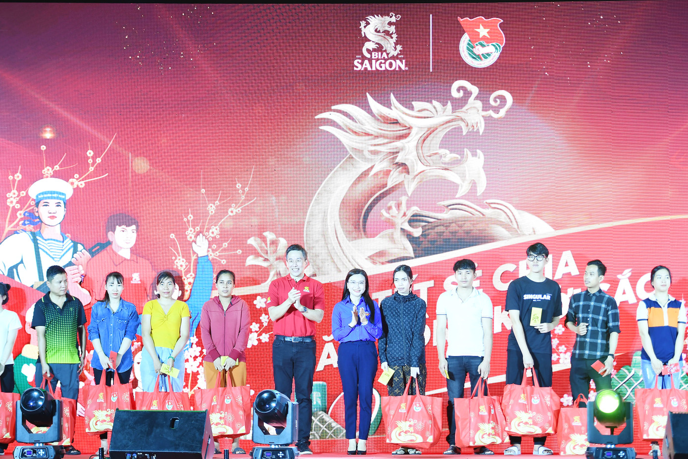 Đại diện Ban Tổ chức chương trình trao quà cho các đối tượng.