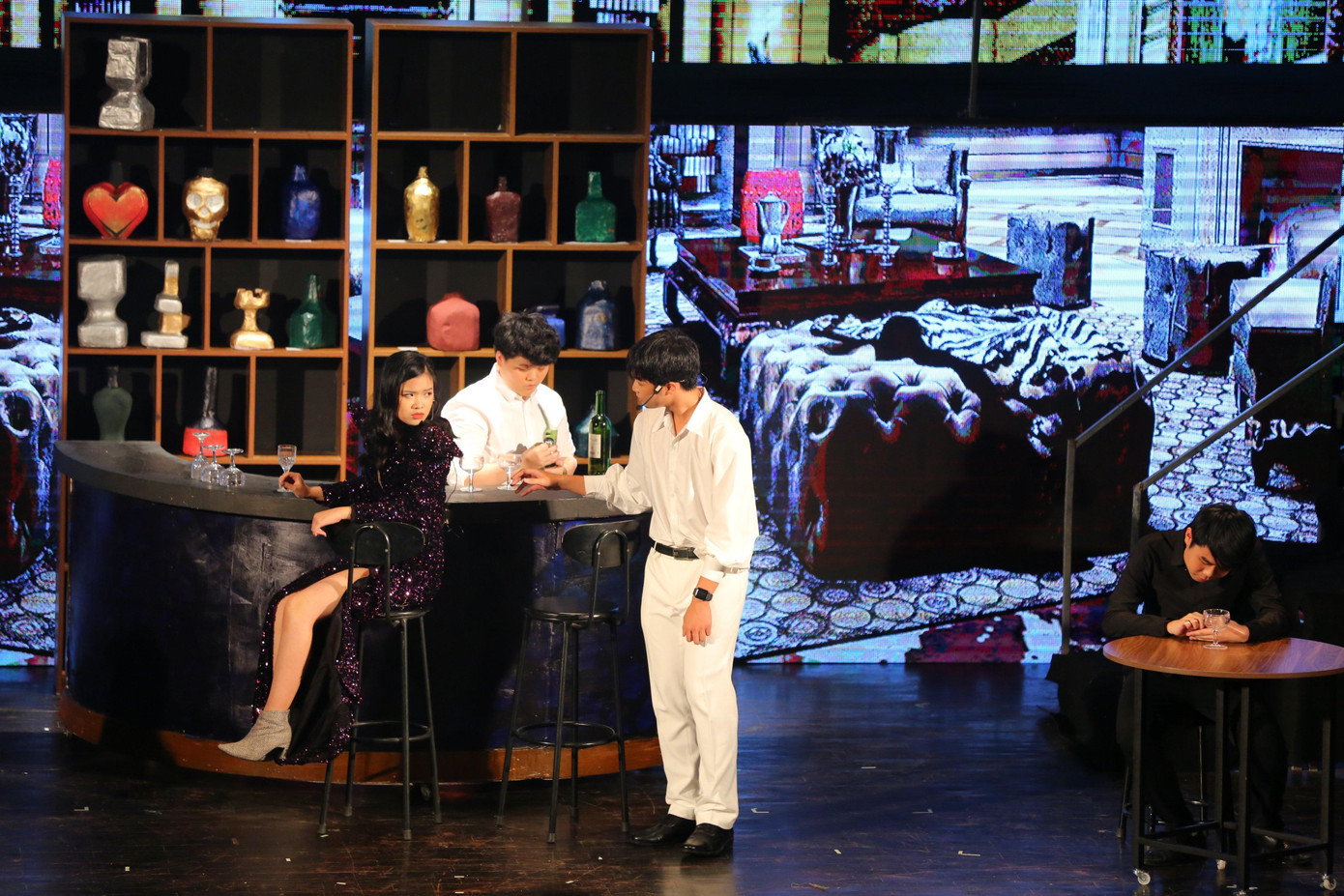 English Performance là chương trình nhạc kịch bằng tiếng Anh đậm chất sáng tạo, năng động qua mười mấy năm tổ chức, ngày càng khẳng định được vị trí của mình trong cộng đồng trường THPT Chuyên Hà Nội - Amsterdam nói riêng và học sinh Thủ đô nói chung.