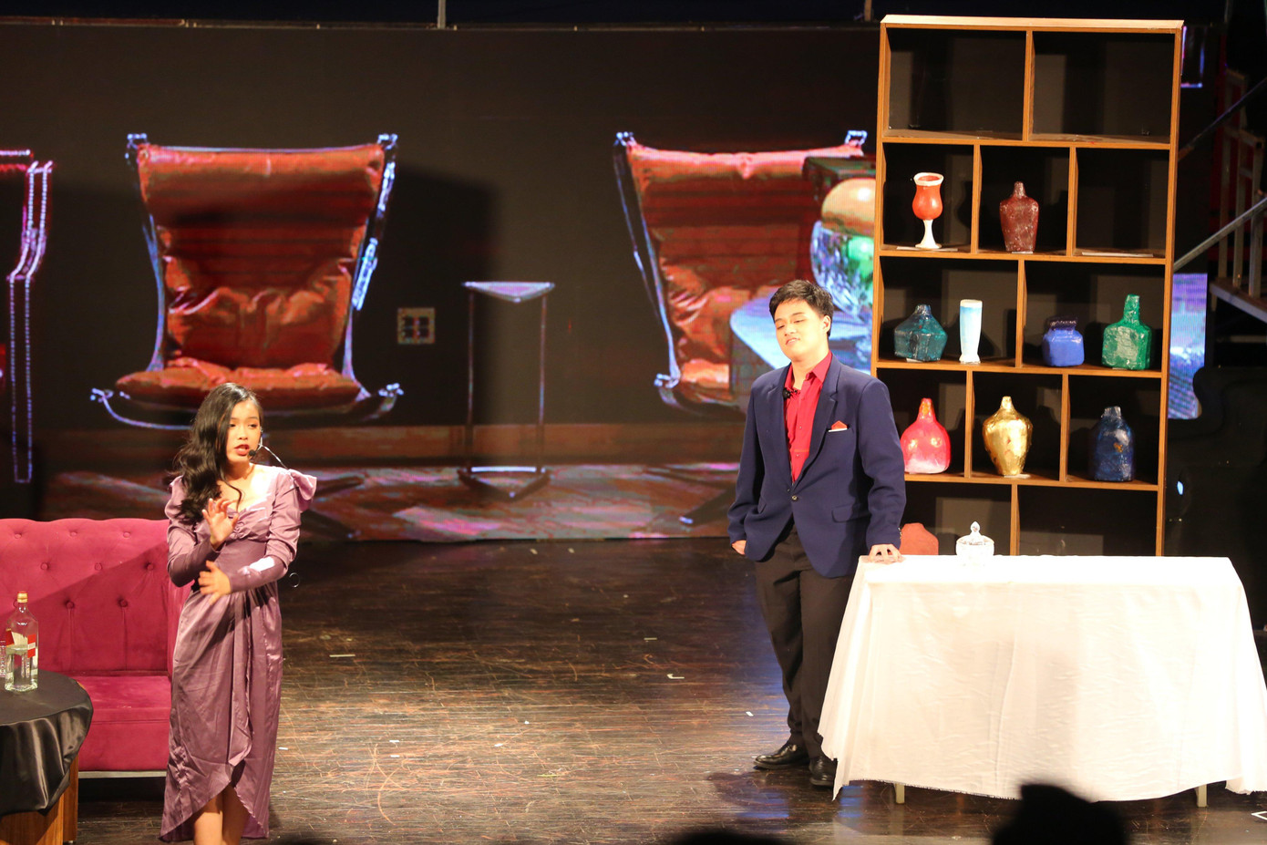 English Performance là chương trình thường niên của học sinh khối chuyên Anh 2, lần đầu tổ chức từ năm 2011. Từ đó đến nay, các thế hệ học sinh của trường duy trì, sáng tạo sân chơi này để các bạn trẻ có niềm đam mê, tài năng nghệ thuật toả sáng, nâng cao tri thức cũng như rèn luyện các kỹ năng khác.