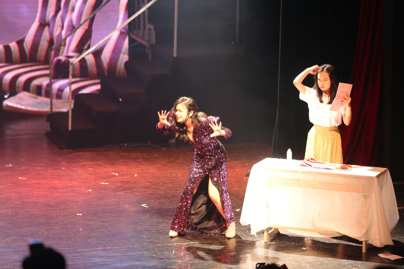 “Năm học 2021-2022 dịch COVID-19 kéo dài, các em chủ yếu học trực tuyến, lắm lúc bố mẹ đã khuyên “từ bỏ” nhưng với quyết tâm tiếp nối truyền thống của sự kiện, các thành viên kiên trì tập luyện, cuối cùng đêm nhạc kịch hoàn toàn bằng tiếng Anh được diễn ra. Điều đặc biệt là tất cả đạo cụ mang đến sự kiện đều do học sinh tự tay chuẩn bị cẩn trọng từng chi tiết”, Linh nói.